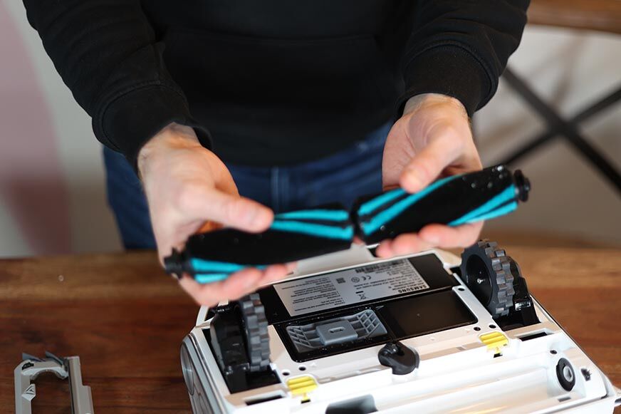 Die weiche Hauptbürste des Samsung Jet Bot AI+ wird in den Händen gehalten.